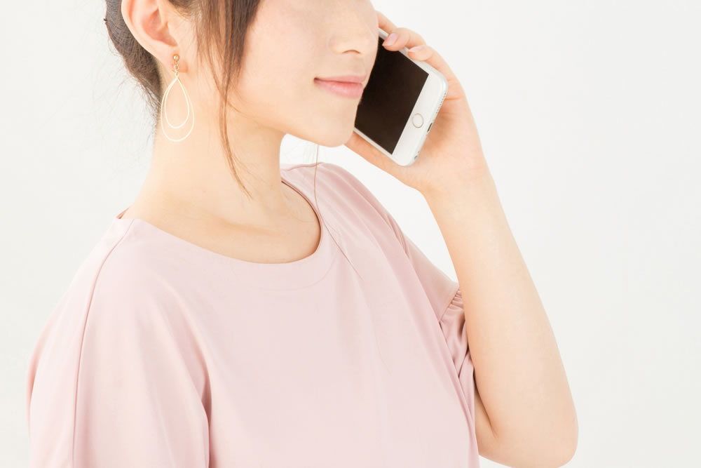 電話する女性